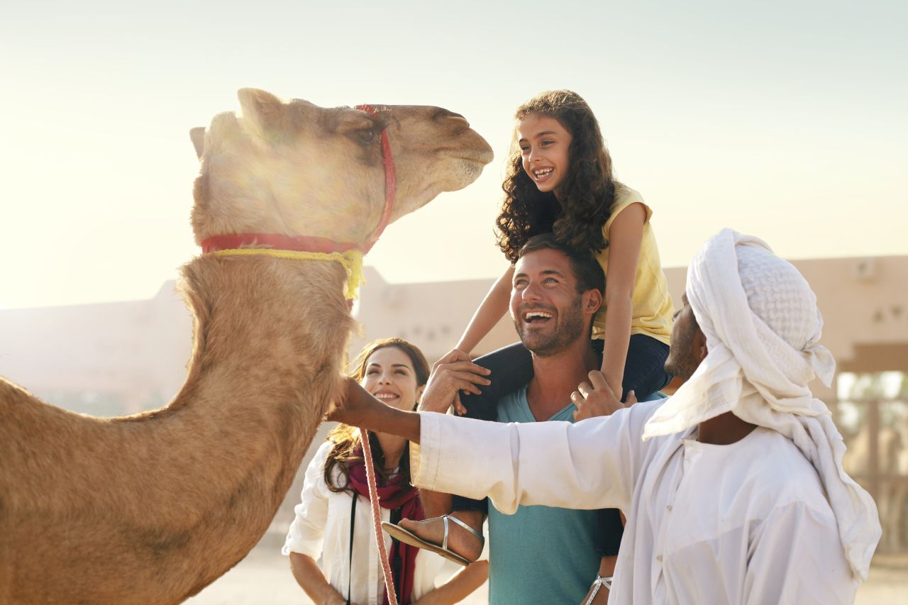 Familie auf Kamelmarkt in Al Ain