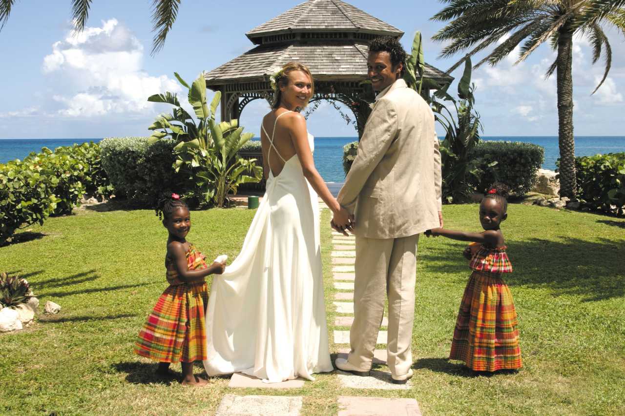 Brautpaar im Garten des Blue Waters Hotel Antigua