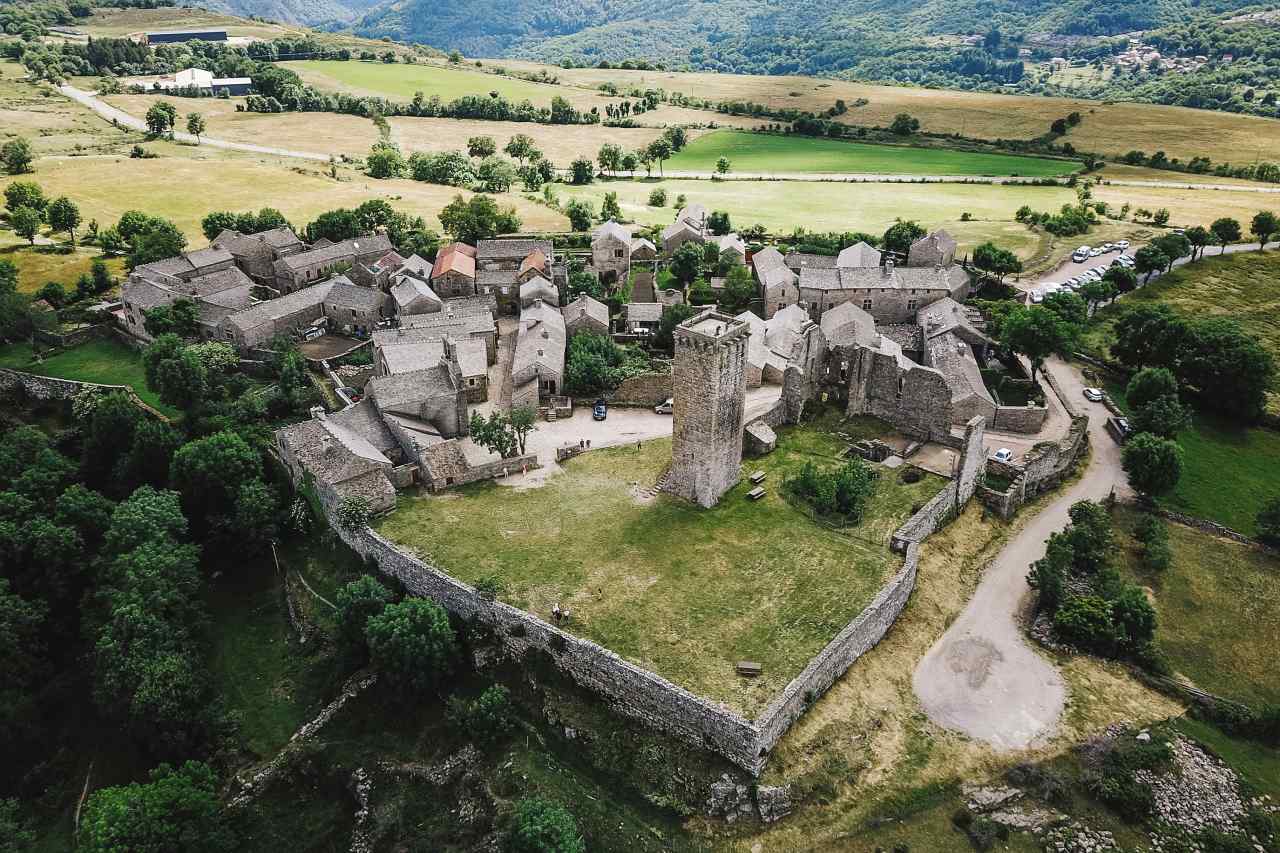 Dorf la Garde-Guérin in der Lozère Okzitanien