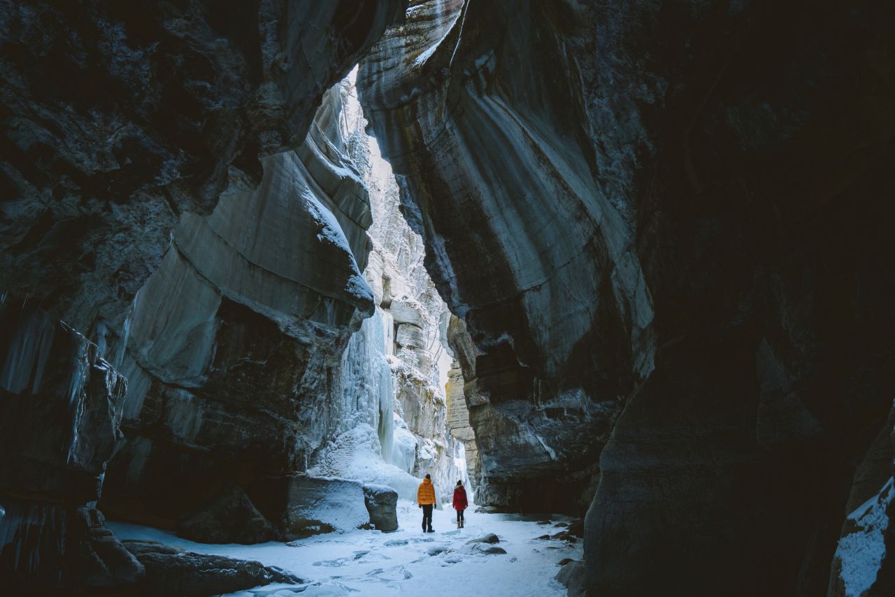 Eishöhle im Maligne Canyon im Jasper Nationalpark