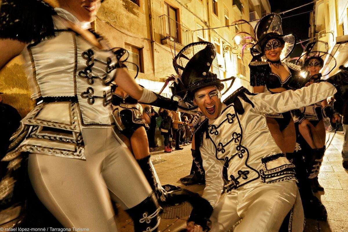 Feiernde beim Karneval in Tarragona