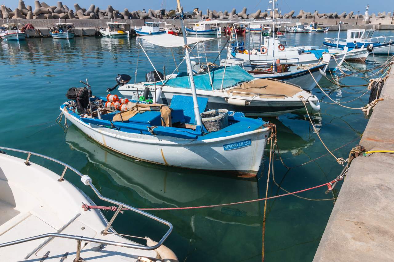 Fischerboote im Hafen von Milatos