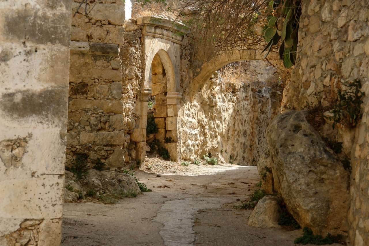 Gasse in Maroulas auf Kreta