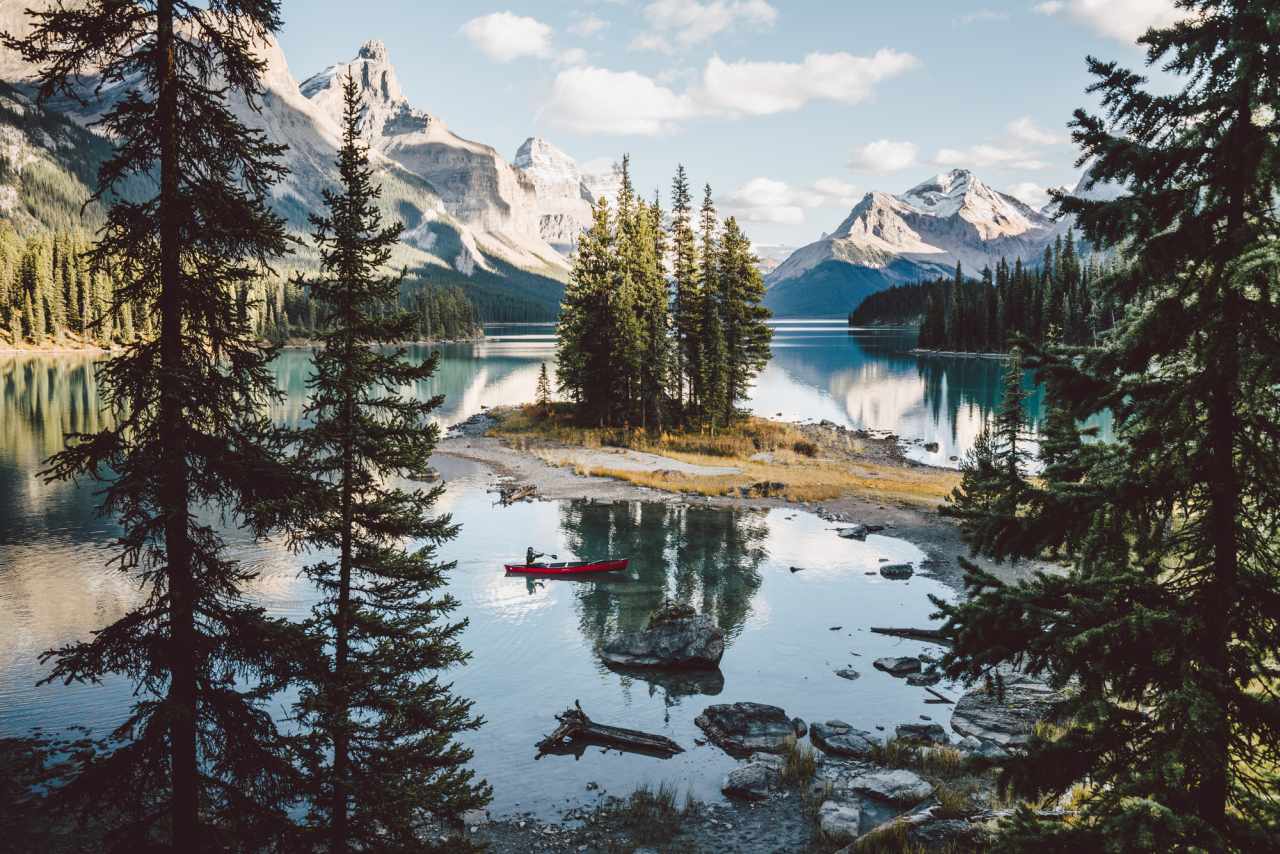 Kanufahrer auf dem Maligne Lake im Jasper National Park