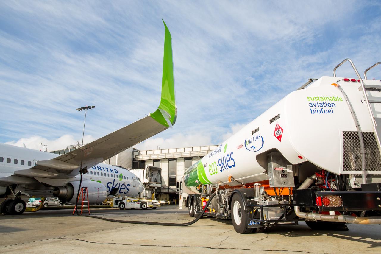 Betankung einer United Airlines Maschine mit Biofuel