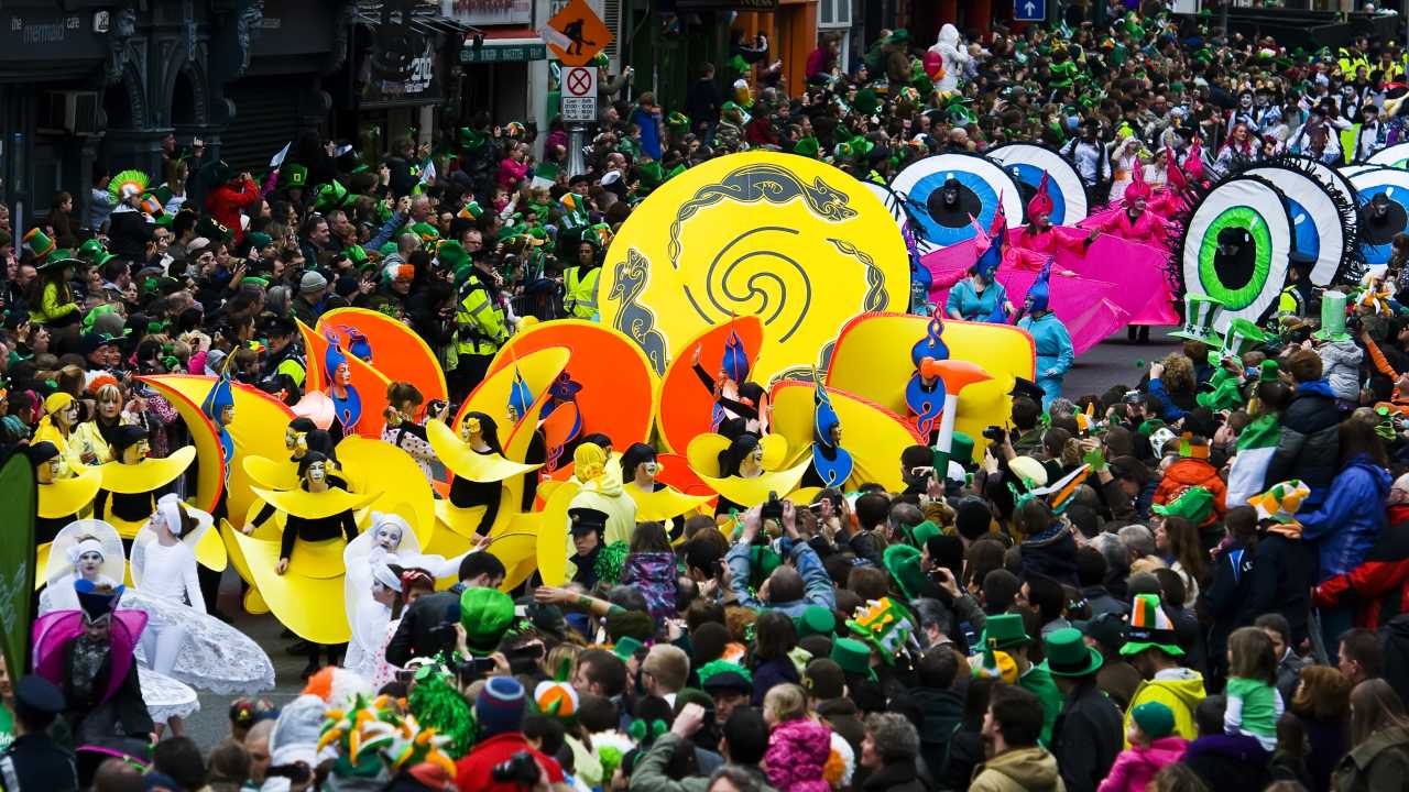 Farbenfroher Umzug St. Patrick’s Day Irland