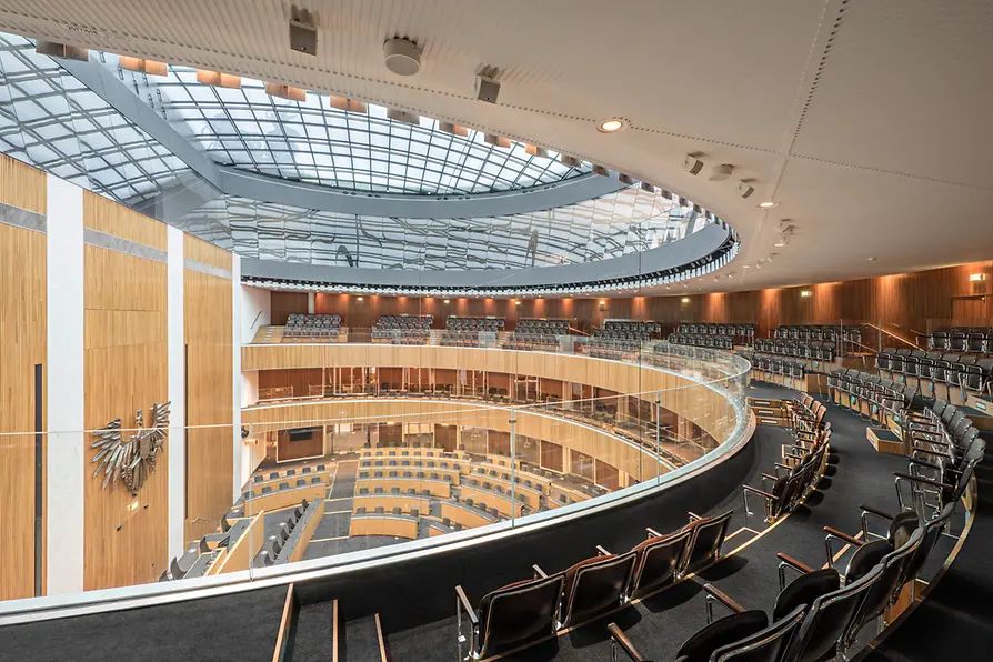Nationalratssaal im Wiener Parlament mit Glaskuppeldach
