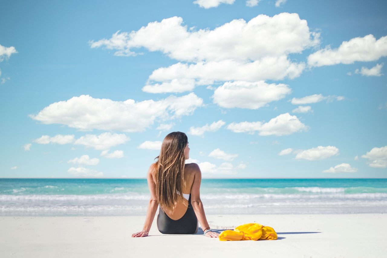 Frau entspannt am Saadiyat Beach