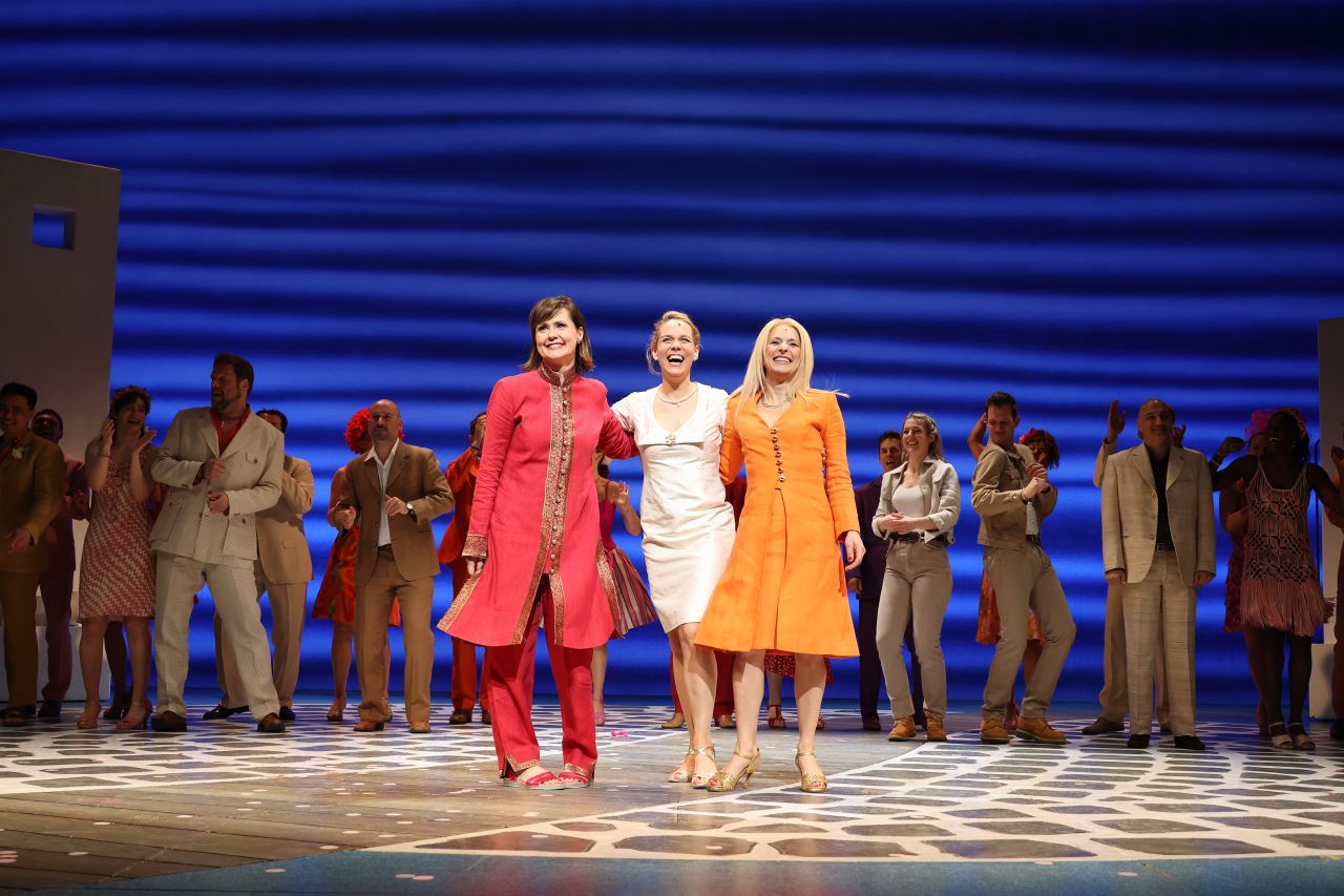 Stefanie Hertel Premiere als Tanja im Musical Mamma Mia Schlussapplaus