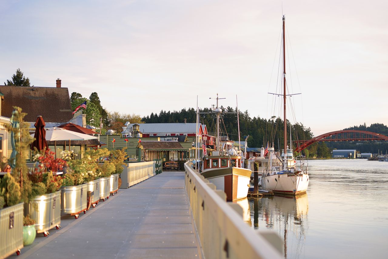 La Conner Promenade und Hafen