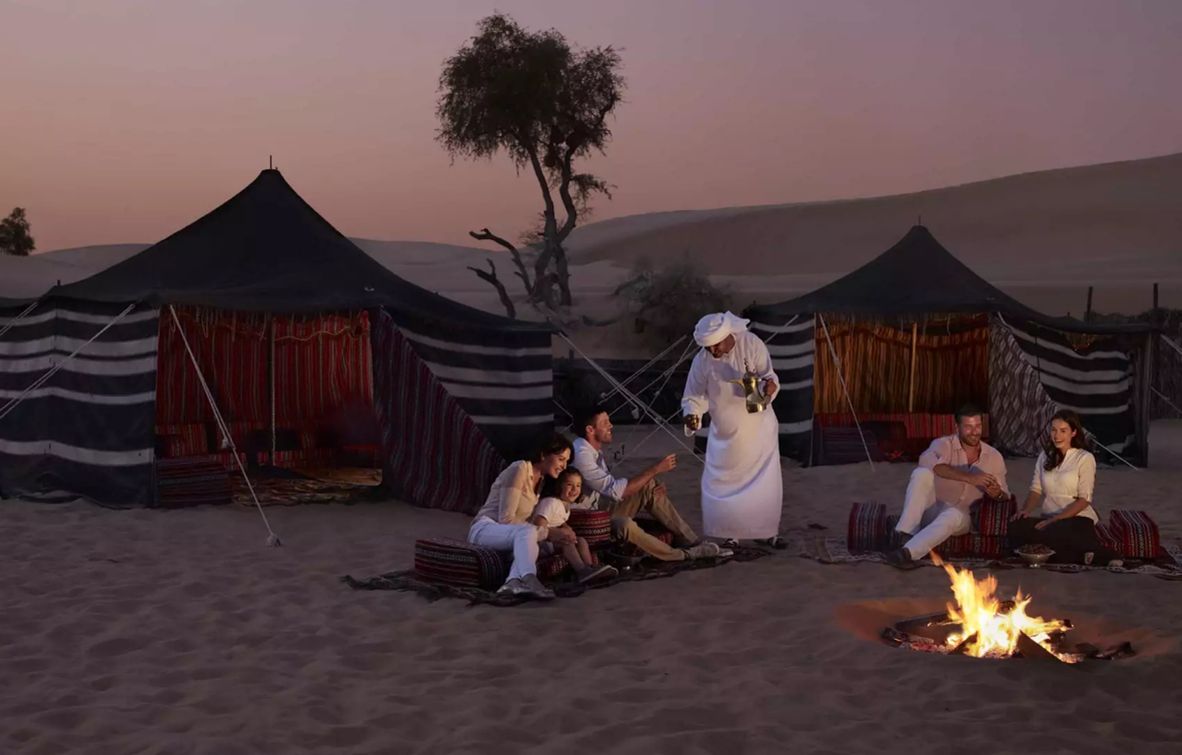 Arabian Nights Village Wüstenerlebnis bei Abenddämmerung
