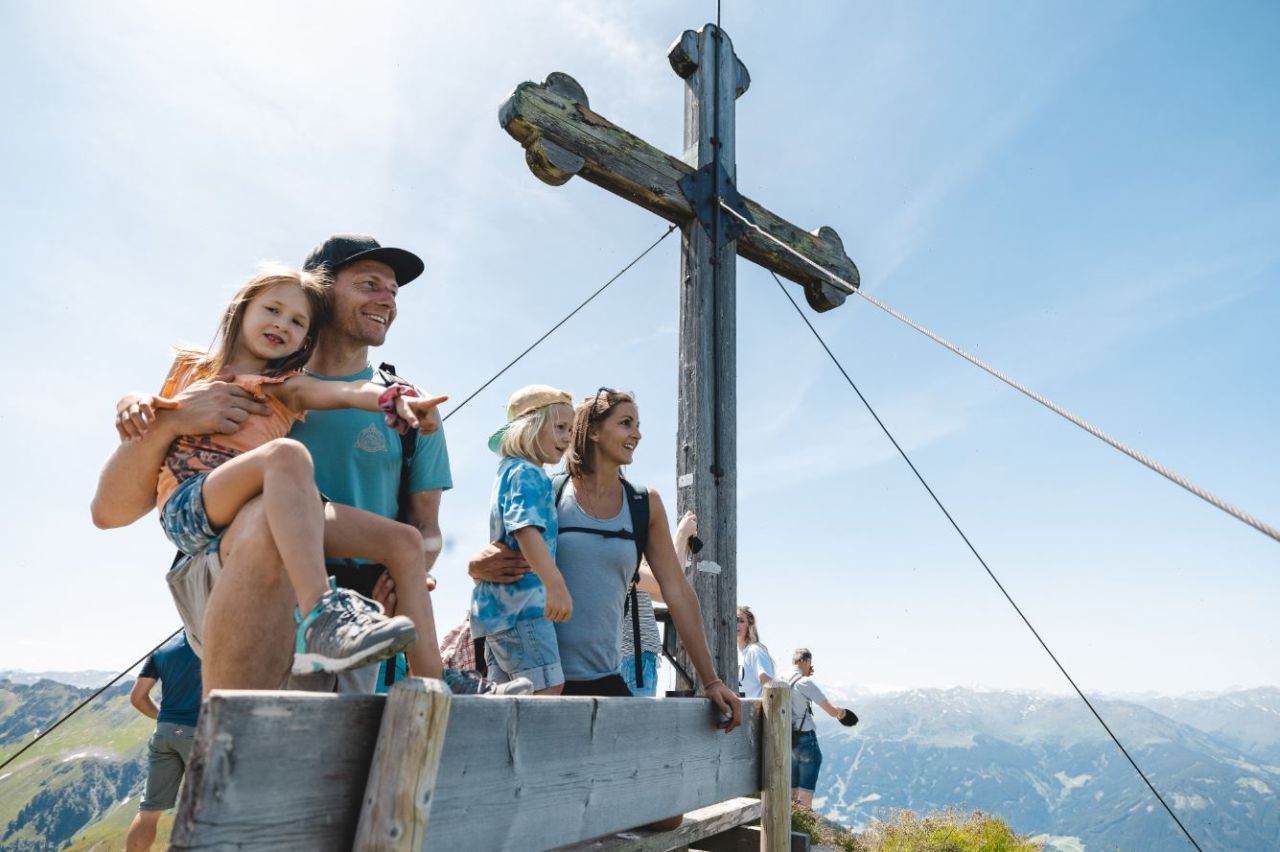 Familie auf dem Gipfel am Wiedersberger Horn