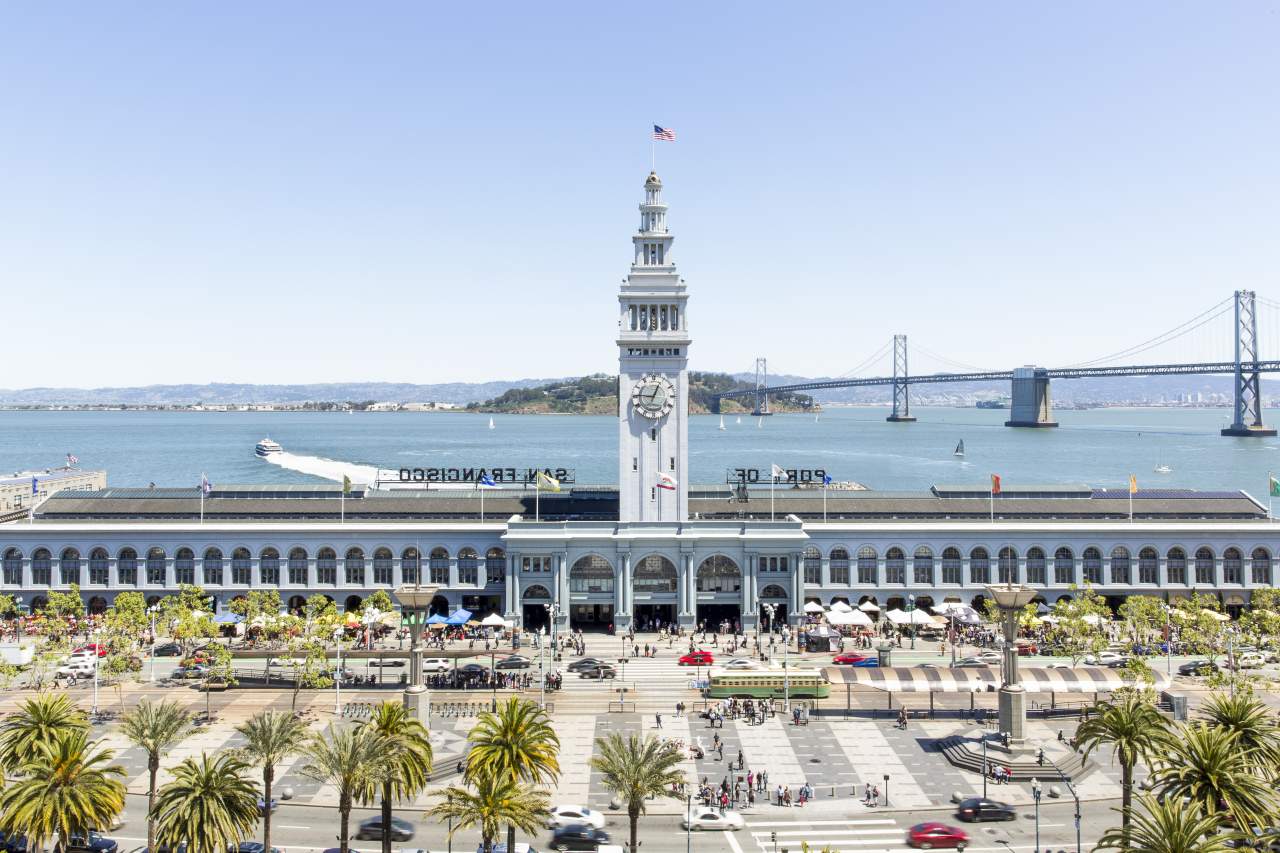 Ferry Building und Bay Bridge in San Francisco