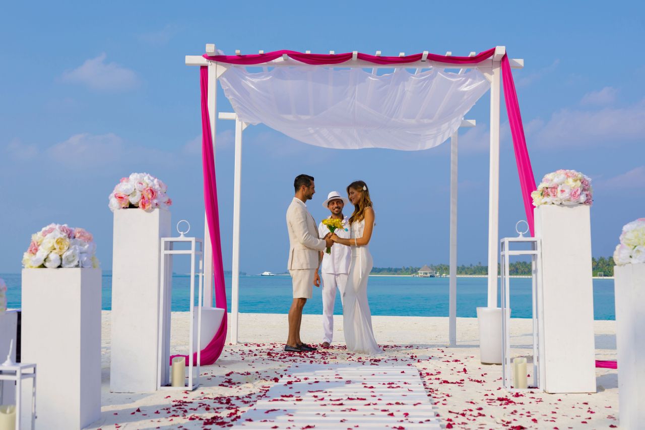 Hochzeitsdekoration Kandima Maldives mit Hochzeitspaar