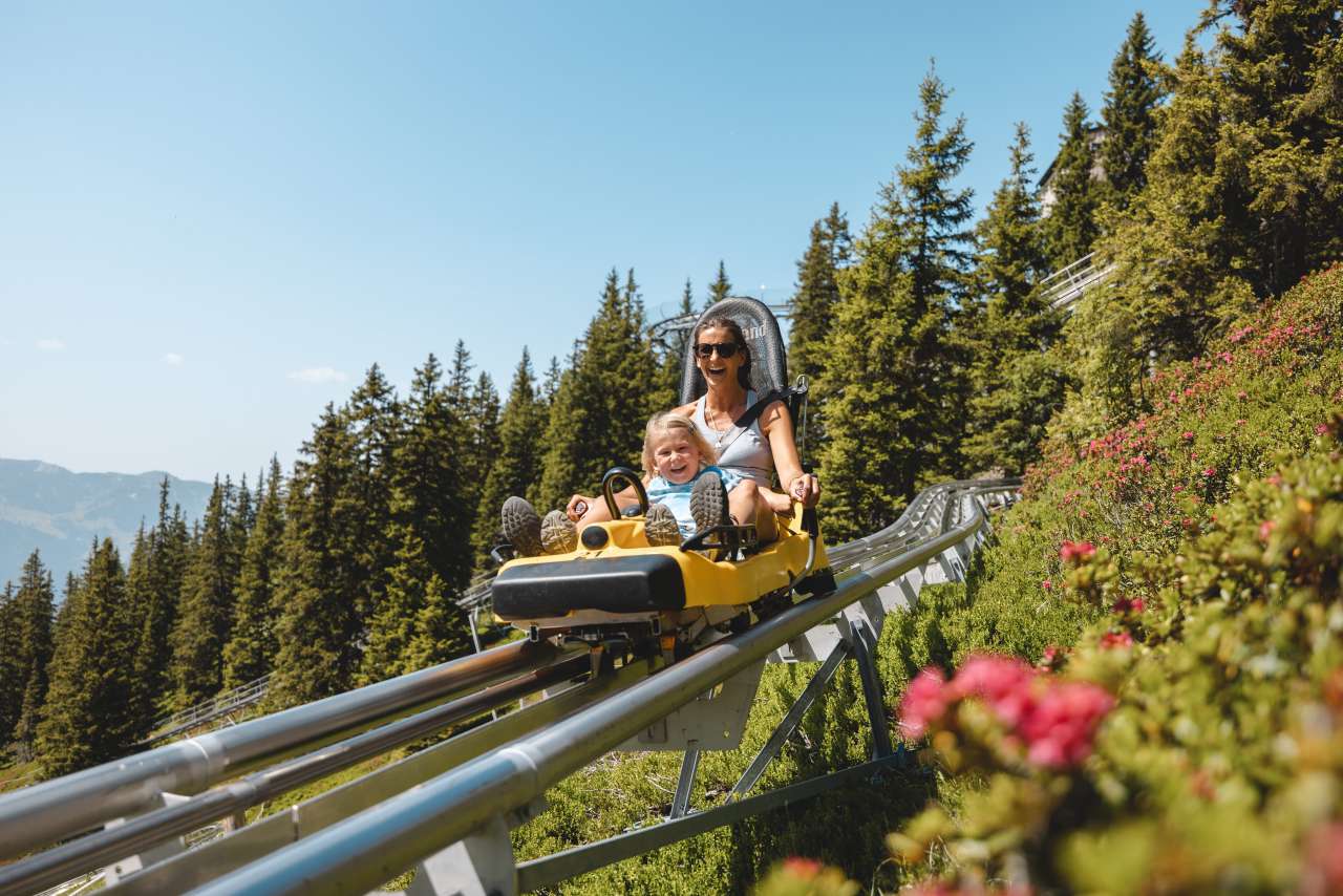 Mutter mit Sohn im Lauser Sauser Alpine-Coaster