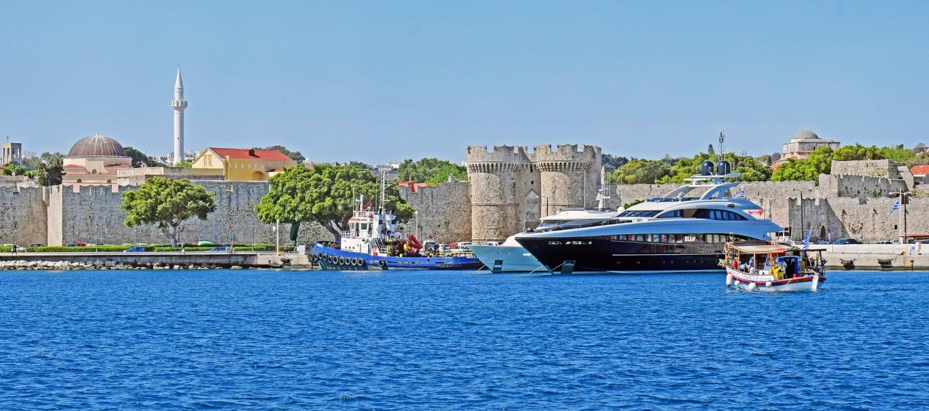 Rhodos-Stadt mit Stadtmauern und Hafen