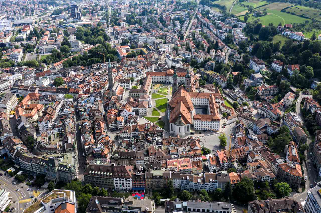 Stiftsbezirk St. Gallen mit Kathedrale aus der Luft