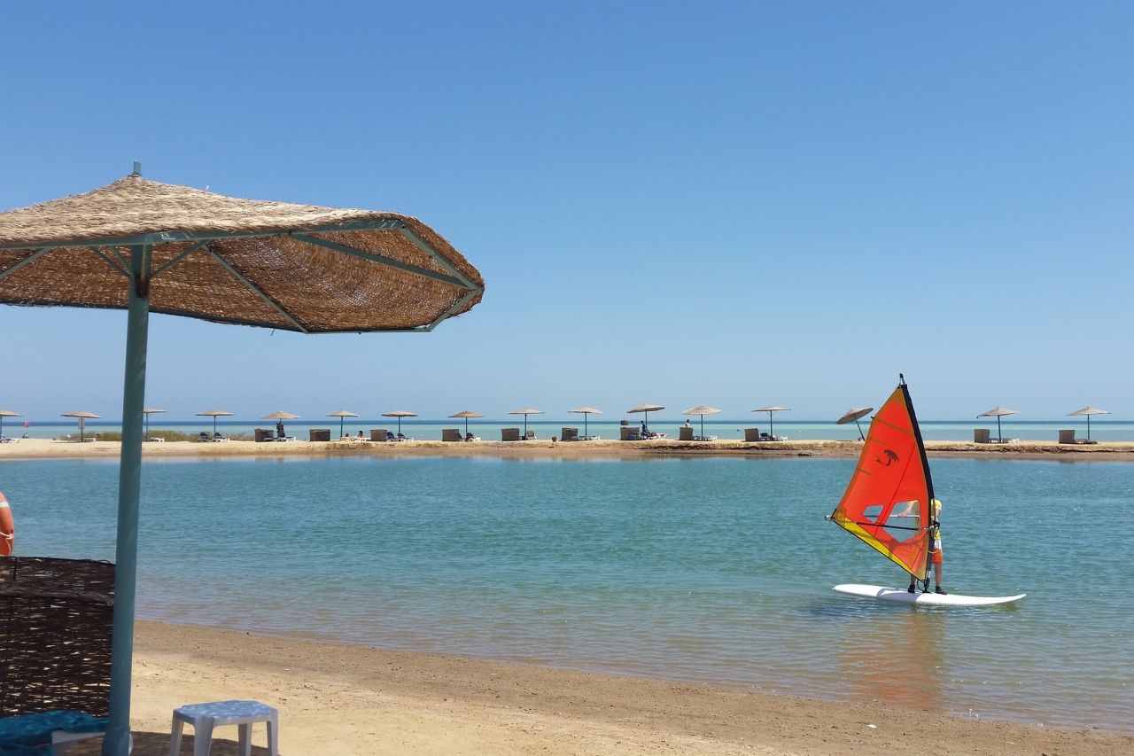 Surfer am Strand von El Gouna