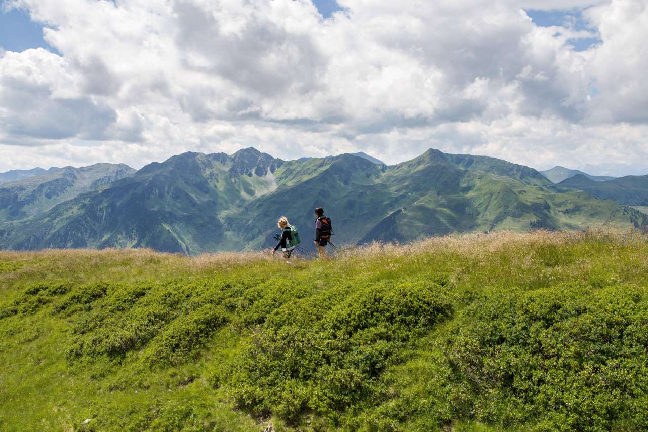 Wanderer auf dem Wildschönauer Höhenweg