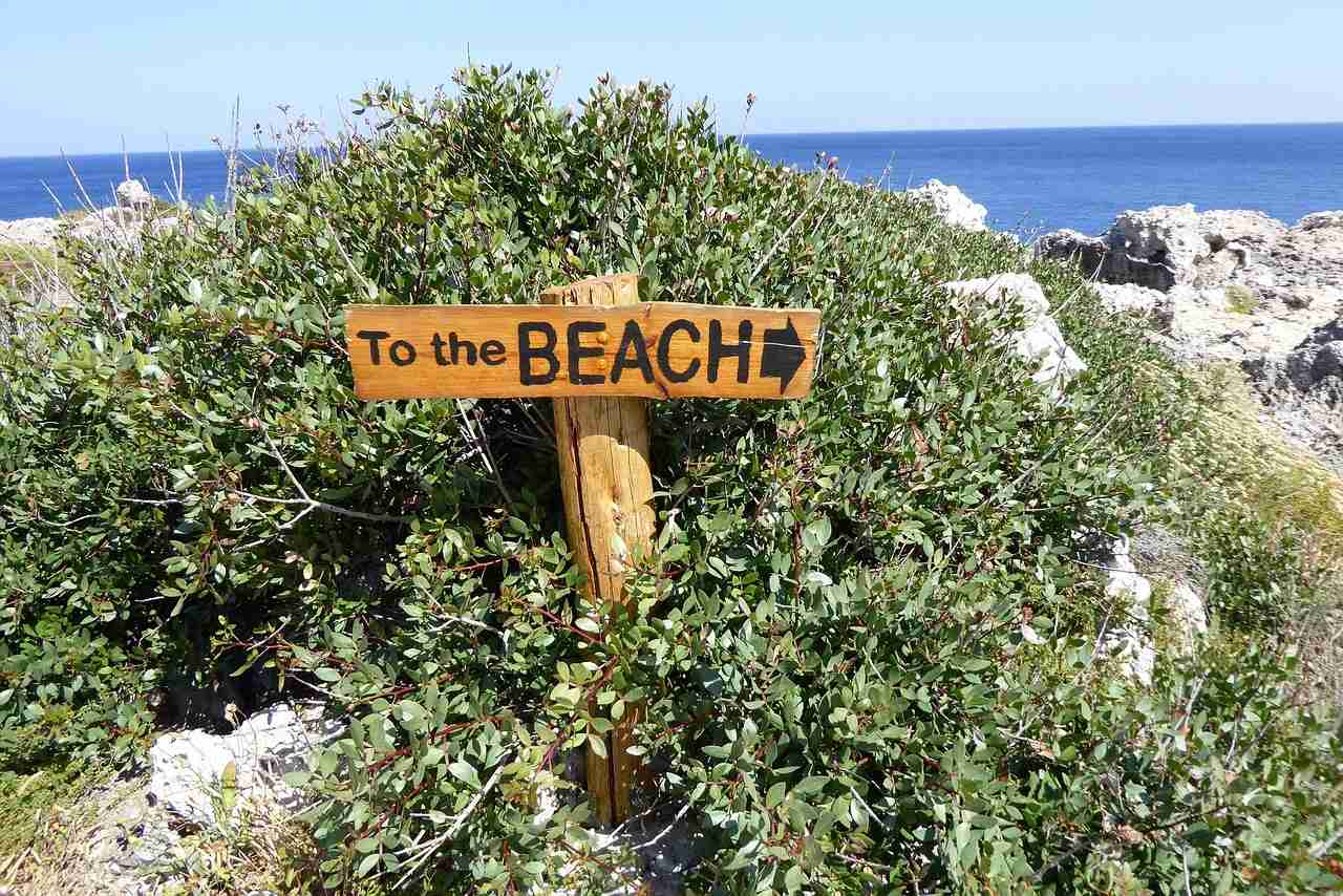 Wegweiser zum Strand auf Rhodos