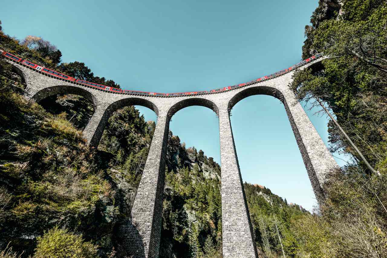 Zug auf einem Landwasserviadukt in Graubünden