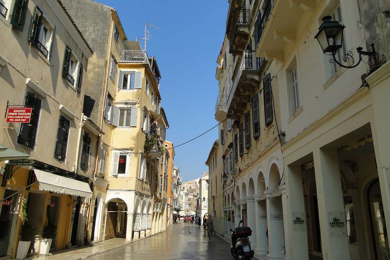 Gasse in der Altstadt von Korfu-Stadt