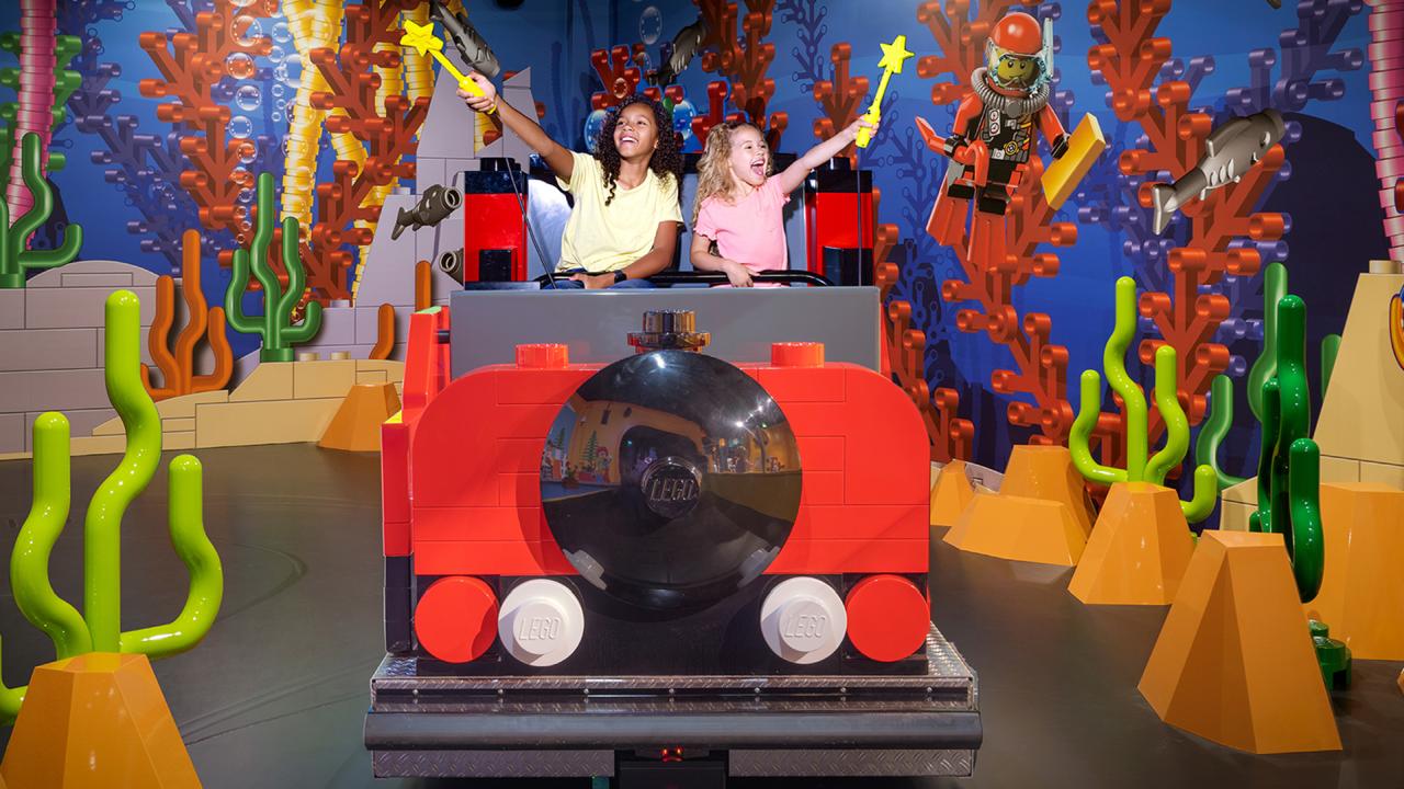 Kinder im Lego Auto im LEGO Discovery Center Washington