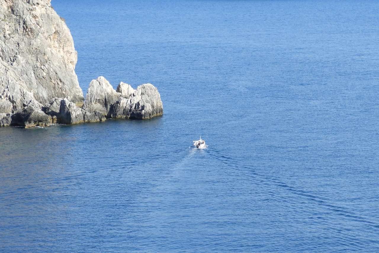 Kleines Fischerboot vor der Nordküste von Korfu
