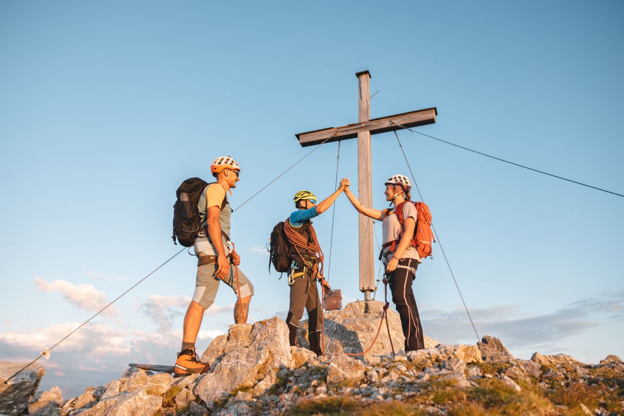Bergkletterer am Gipfelkreuz der Zimba