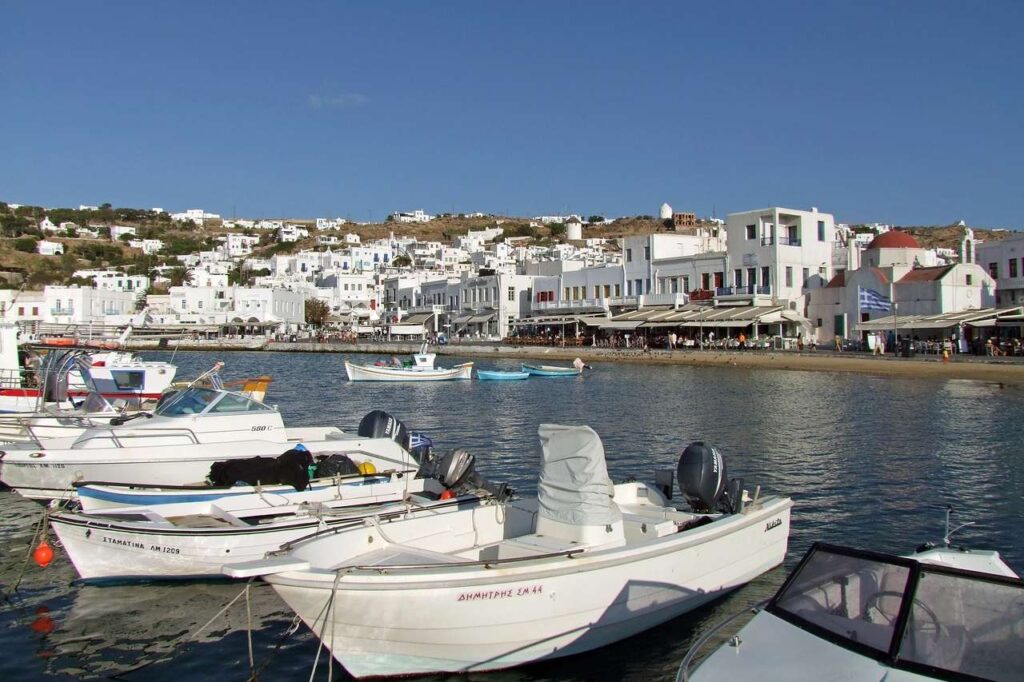 Boote dümpeln im Hafen von Mykonos Stadt