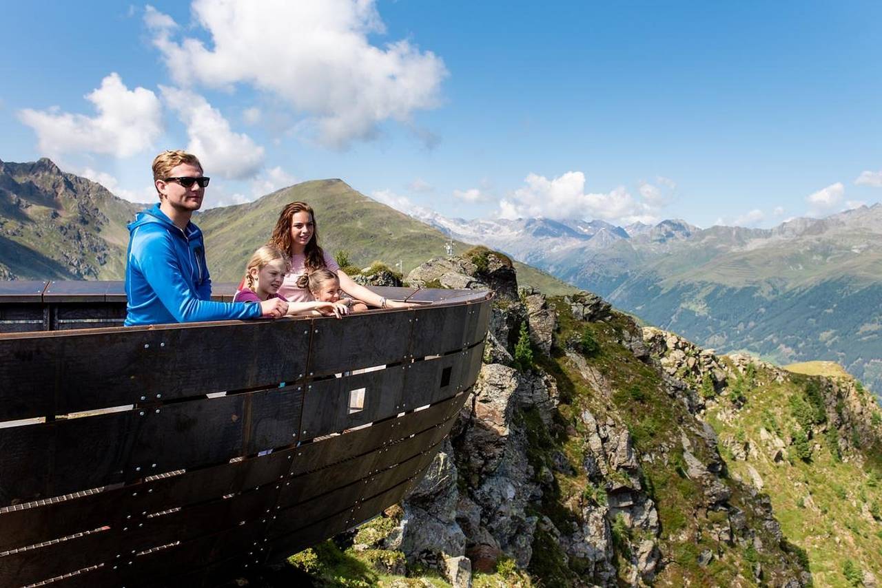 Familie auf Aussichtsplattform Ochsenlacke im Defereggental