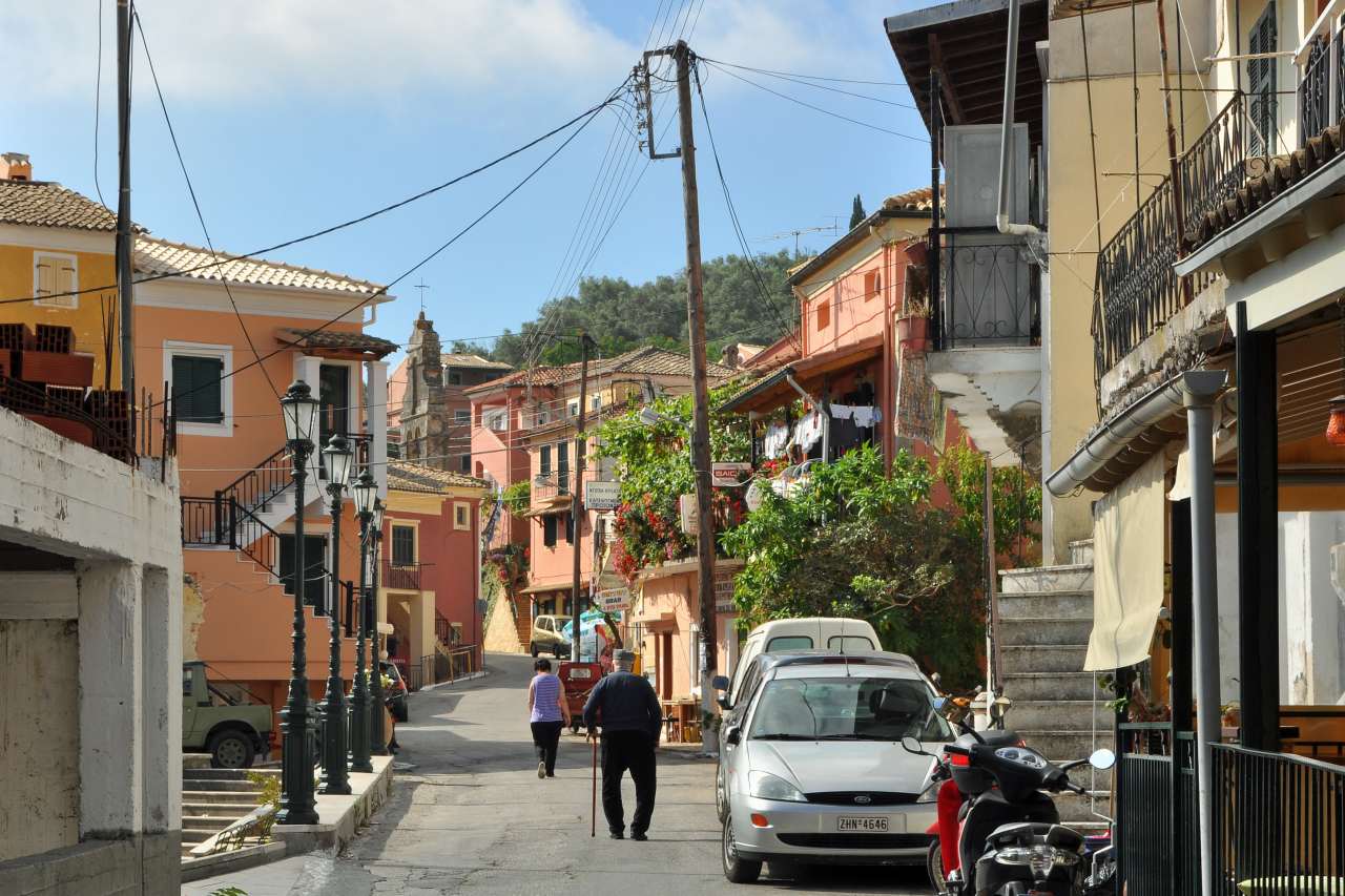 Hauptstraße von Sinarades auf Korfu