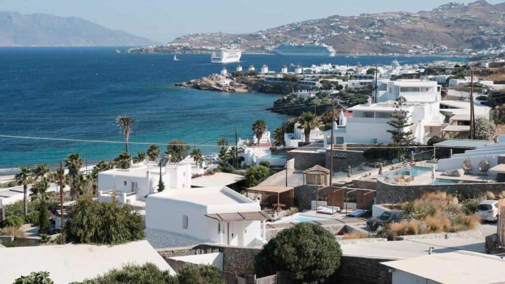 Mykonos-Stadt Panorama mit Kreuzfahrtschiffen