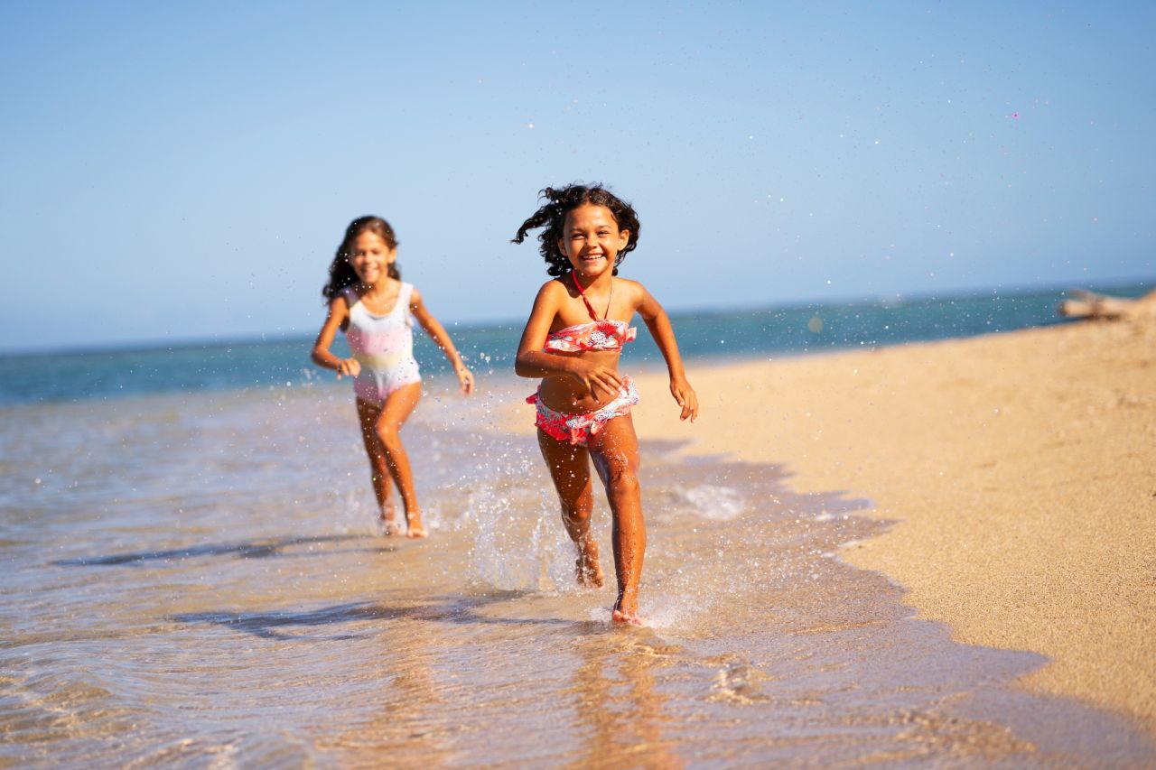 Spielende Kinder am Strand auf Mauritius