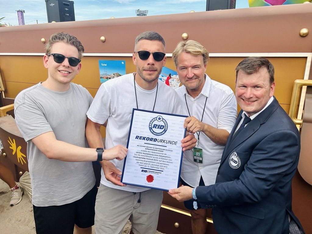 Urkunde Weltrekord-Koffer mit Lukas Podolski
