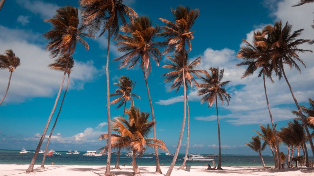 Boote vor Strand am Bavaro Beach
