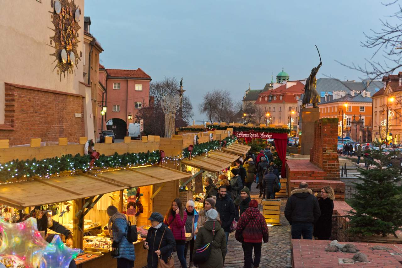 Besucher Weihnachtsmarkt Warschau