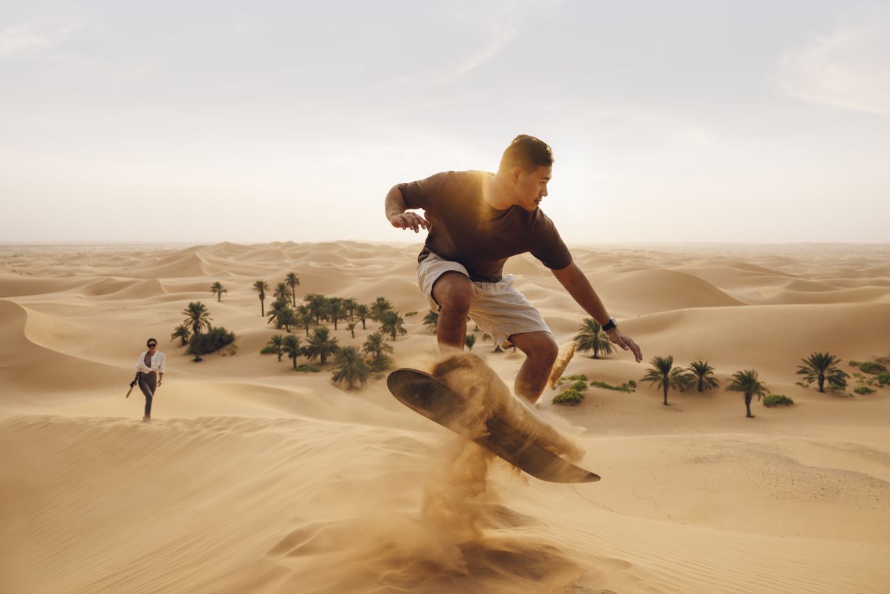 Sandboarder in der Wüste von Abu Dhabi