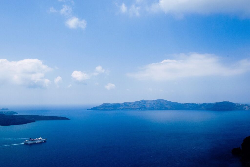Schiff kreuzt vor Santorin