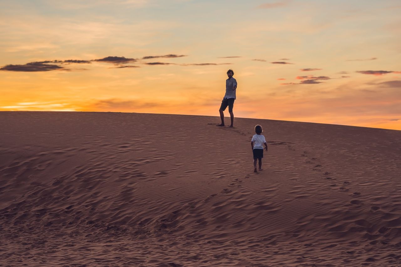 Vater und Sohn auf den Dünen von Sossusvlei