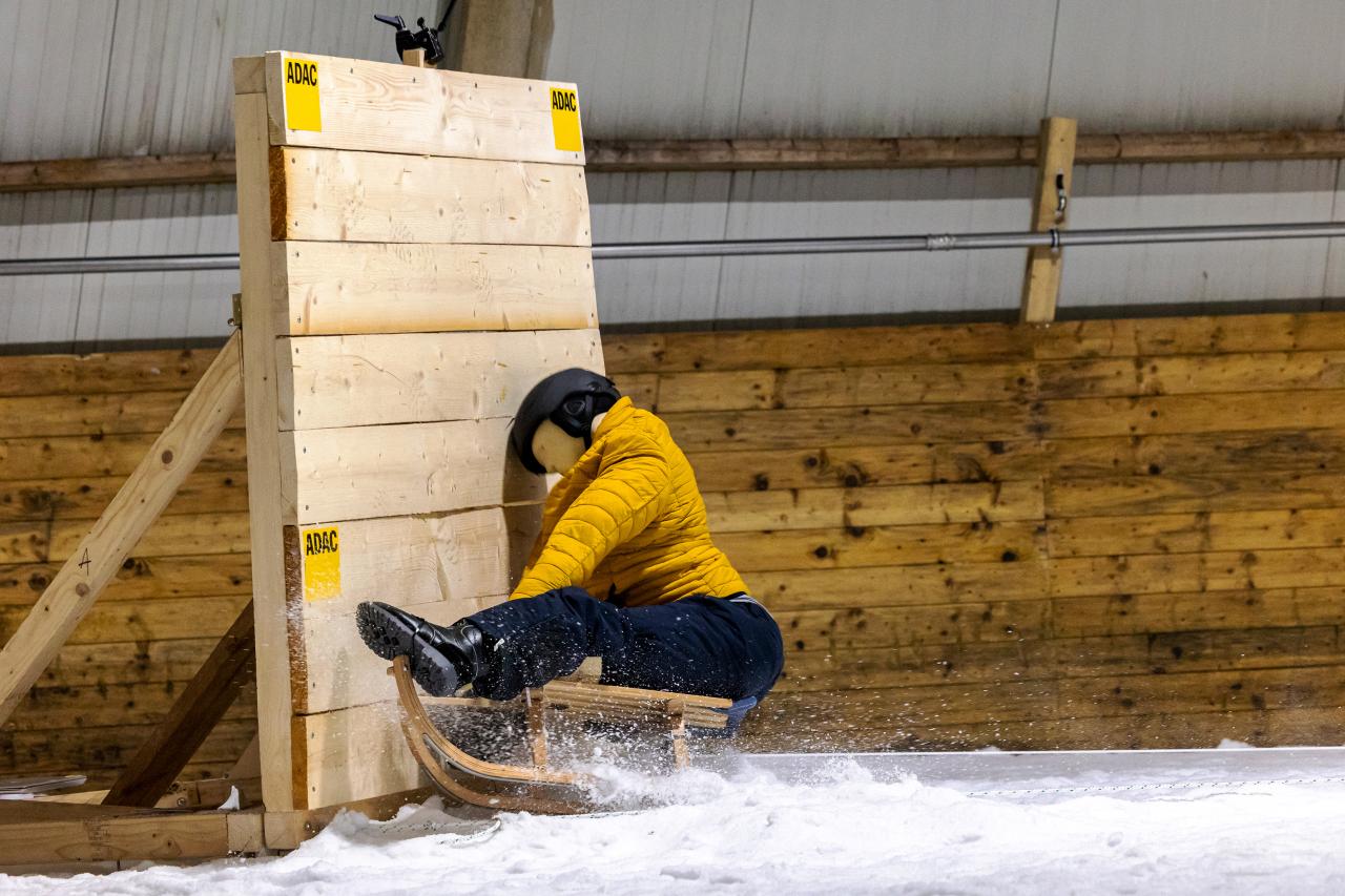 ADAC Schlitten-Crashtest mit Helm