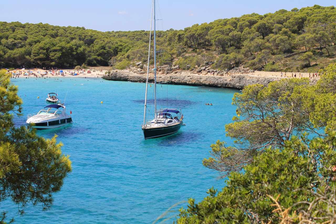 Cala Mondragó Bucht mit Booten