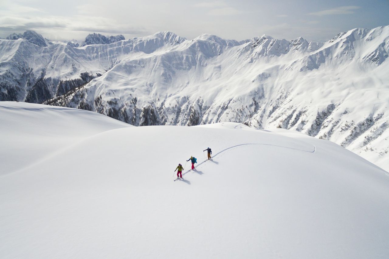 Skitourengruppe im Neuschnee in Osttirol