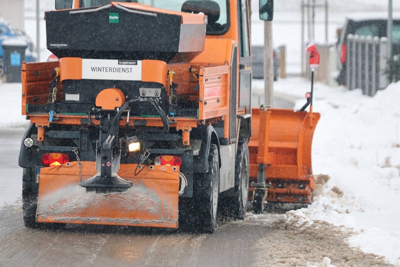 Winterdienst Schneepflug im Einsatz