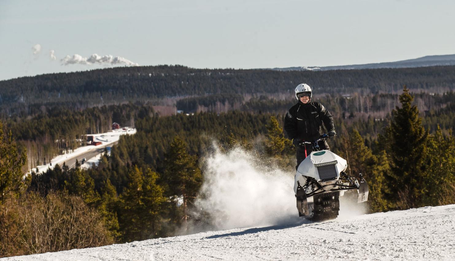 Elektro-Schneemobil in Nordschweden am Berg