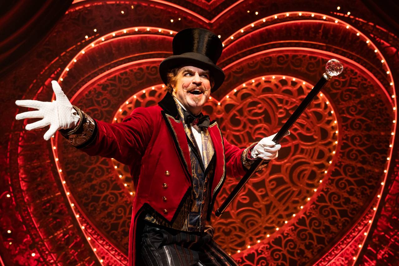 Eric Anderson als Harold Zidler in Moulin Rouge The Musical