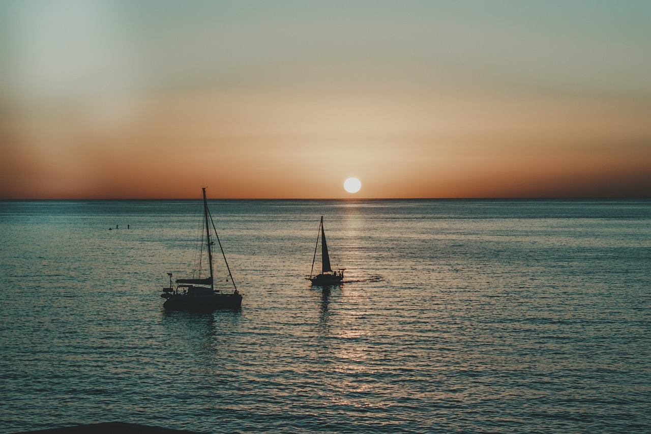 Segelboote vor der Küste von Galdar bei Sonnenuntergang
