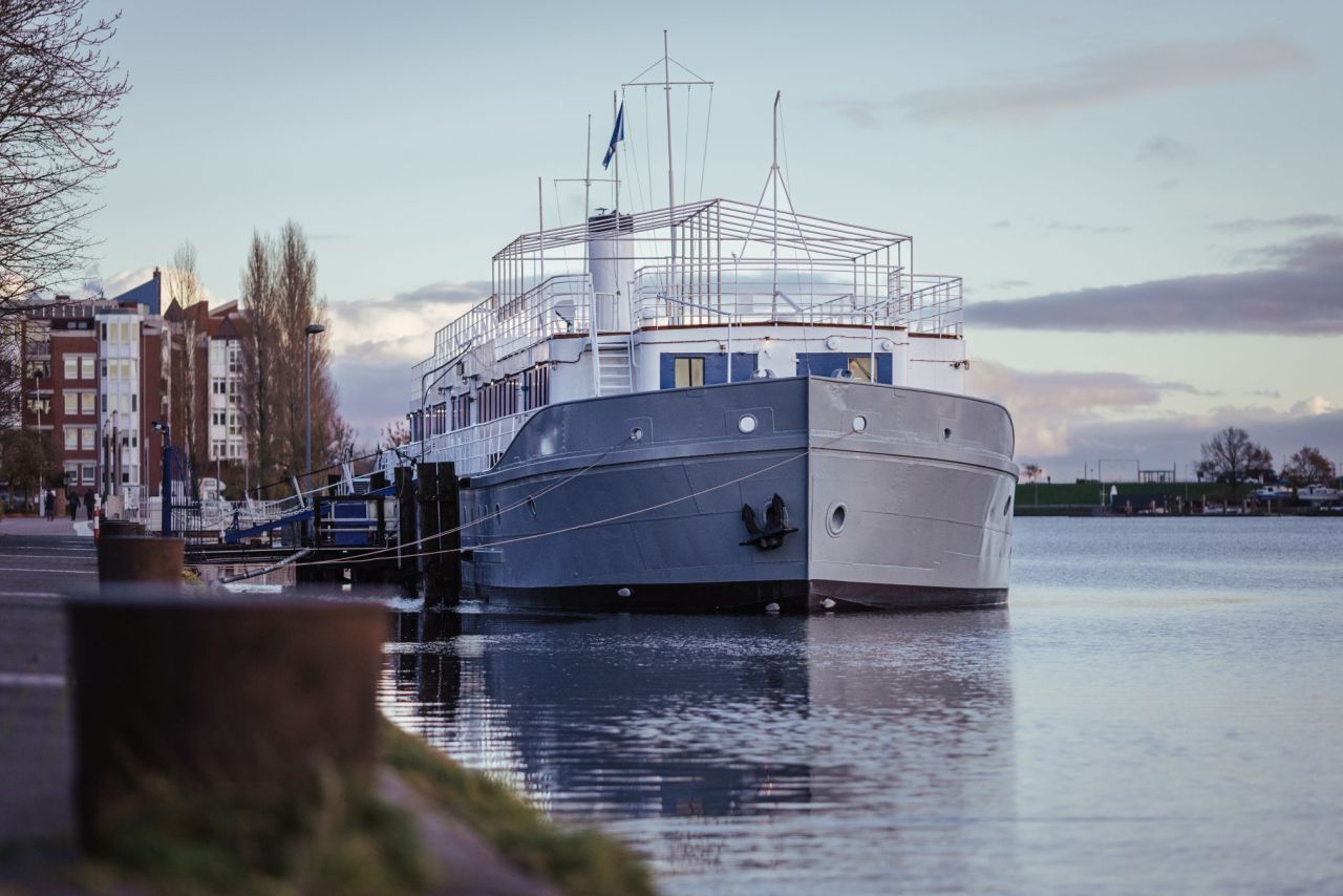 Wohnschiff Arcona am Bontekai in Wilhelmshaven