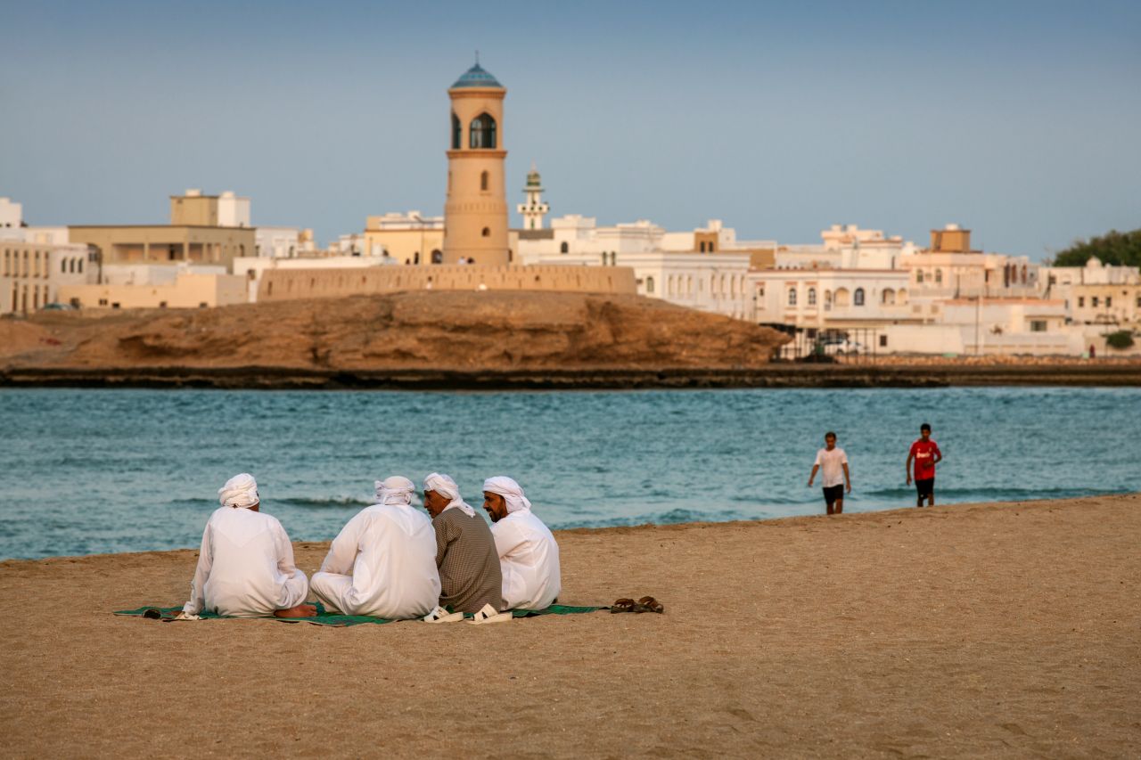 Omanische Männer am Strand von Sur