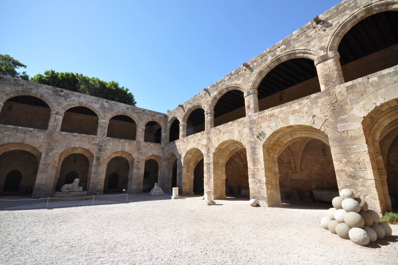 Archäologisches Museum Rhodos Innenhof mit Kanonenkugeln